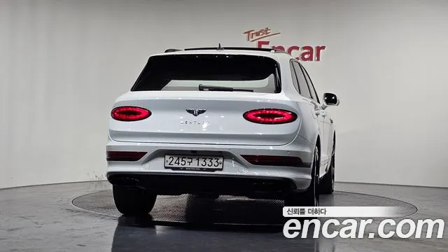 Bentley Bentayga Bentayga 4.0 V8 Base — Фото автомобиля 3