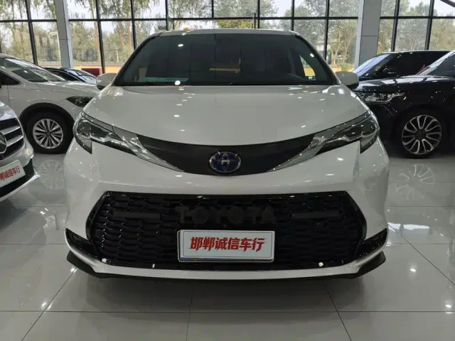Toyota Sienna — Фото автомобиля 2
