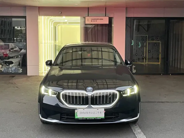 BMW i5 — Фото автомобиля 2