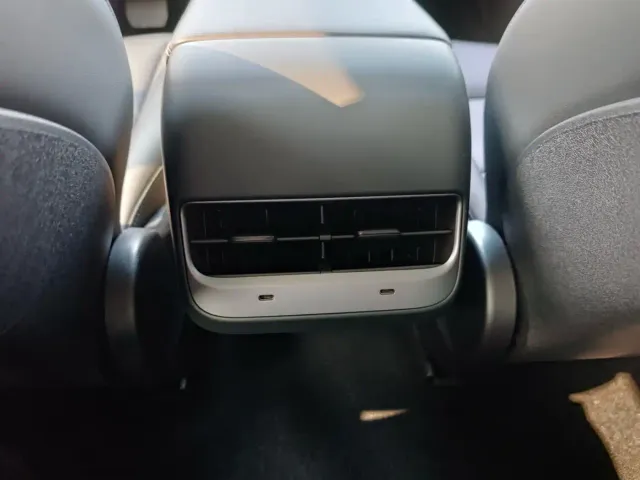 Tesla Model 3 — Фото автомобиля 17