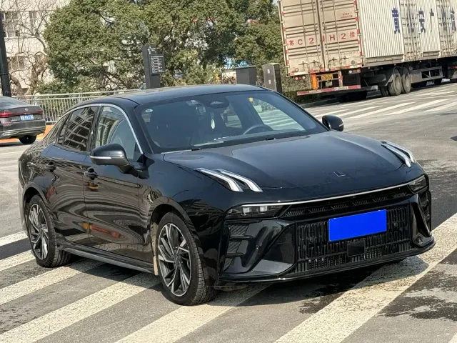 Lynk & Co 03 — Фото автомобиля 2