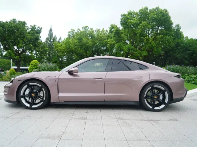 Porsche Taycan — Фото автомобиля 3