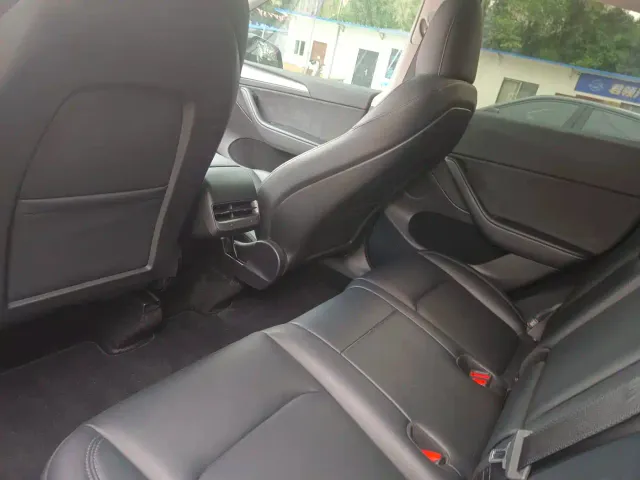 Tesla Model Y — Фото автомобиля 10