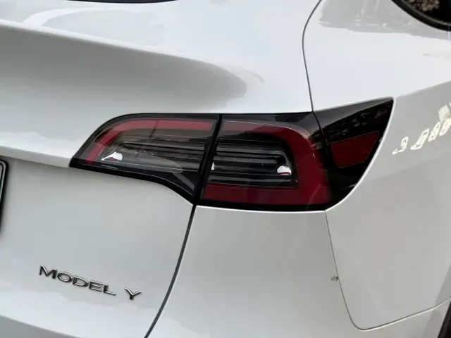 Tesla Model Y — Фото автомобиля 13