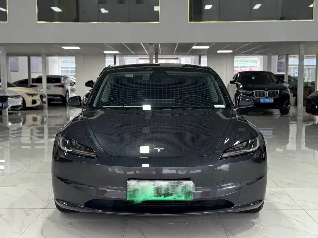Tesla Model 3 — Фото автомобиля 2