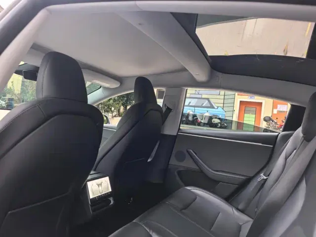 Tesla Model 3 — Фото автомобиля 10