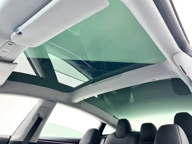 Tesla Model 3 — Фото автомобиля 10