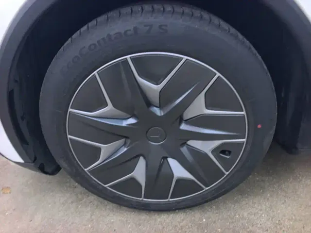 Tesla Model Y L — Фото автомобиля 22