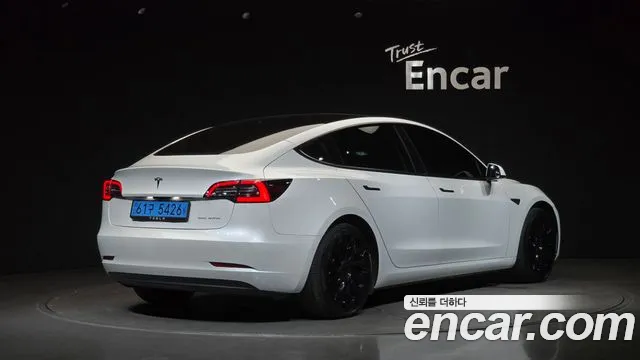 Tesla Model 3 — Фото автомобиля 2