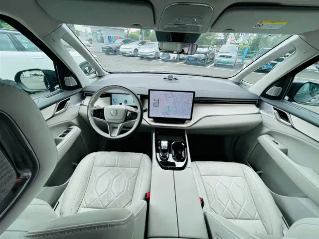 Volvo EM90 — Фото автомобиля 11