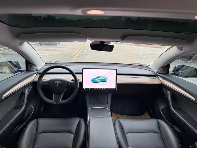 Tesla Model 3 — Фото автомобиля 5