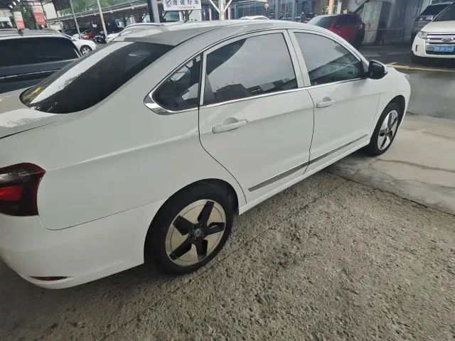Dongfeng Fengshen E70 — Фото автомобиля 5