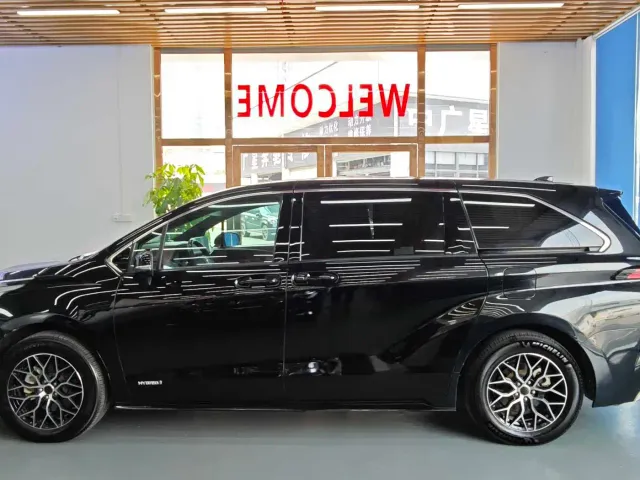 Toyota Sienna — Фото автомобиля 4