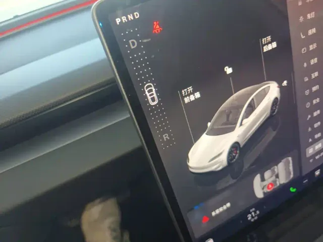 Tesla Model 3 — Фото автомобиля 13