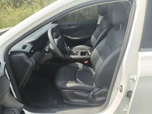 Roewe Roewe i5 2023 1.5L CVT Luxury Edition — Фото автомобиля 14