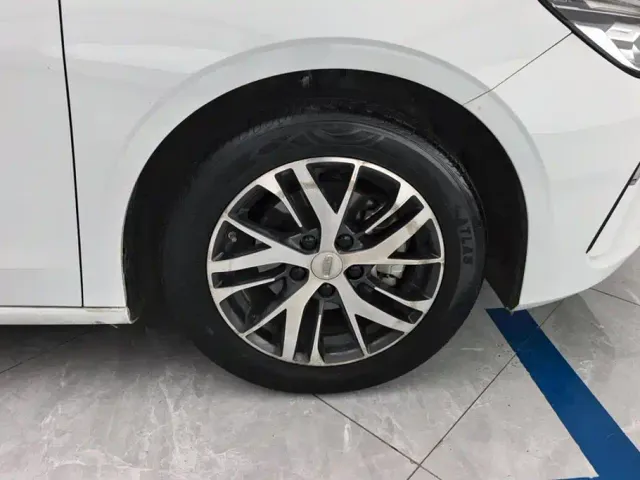 Geely Emgrand — Фото автомобиля 6