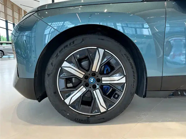 BMW iX — Фото автомобиля 4