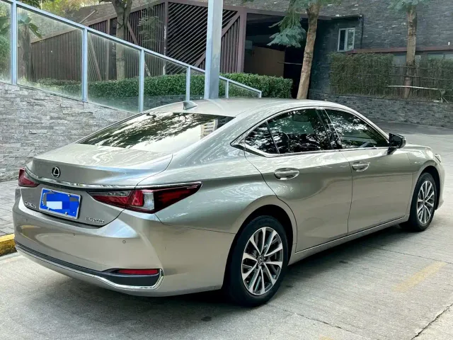 Lexus ES — Фото автомобиля 8