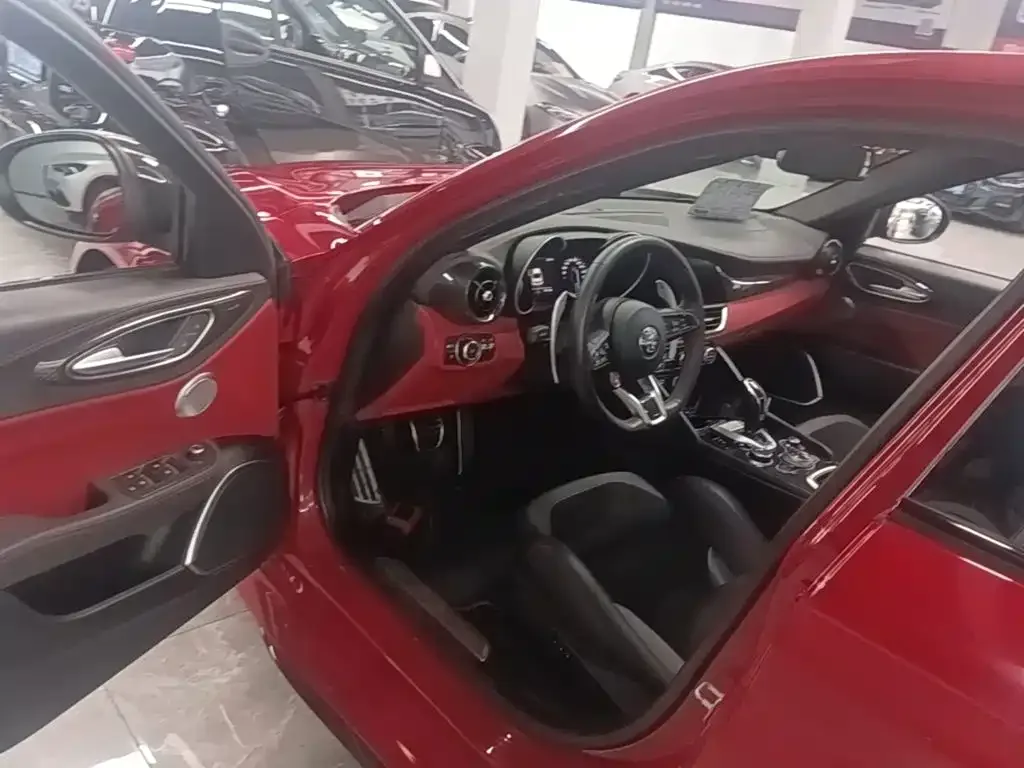 Alfa Romeo Giulia 2021 2.0T 280HP Veloce Ti Racing Edition — Фото автомобиля 15