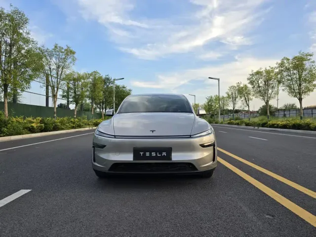 Tesla Model Y L — Фото автомобиля 2