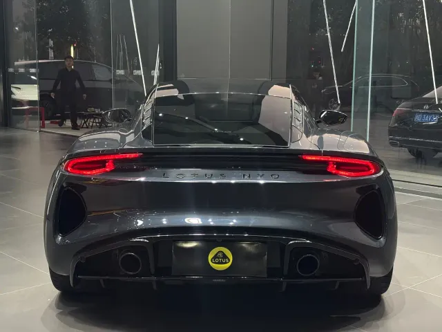 Lotus Emira — Фото автомобиля 7