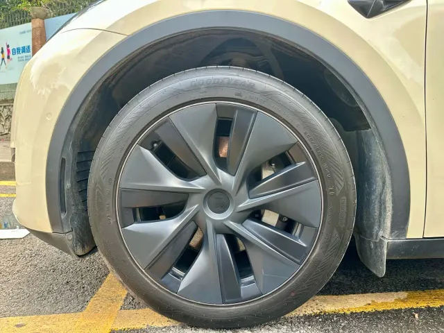 Tesla Model Y — Фото автомобиля 6