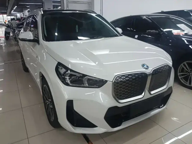 BMW iX1 — Фото автомобиля 3