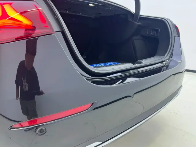 Mercedes-Benz E-Class — Фото автомобиля 5
