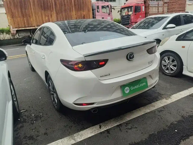 Mazda Axela — Фото автомобиля 4