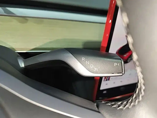 Tesla Model Y — Фото автомобиля 13