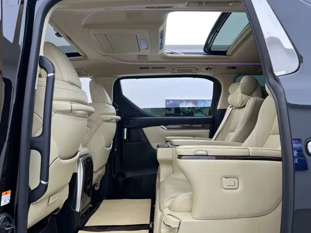 Toyota Alphard — Фото автомобиля 12