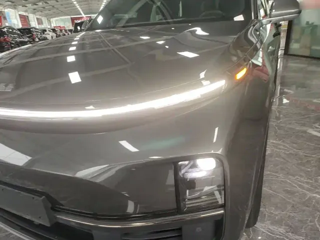 Li Auto L8 — Фото автомобиля 23