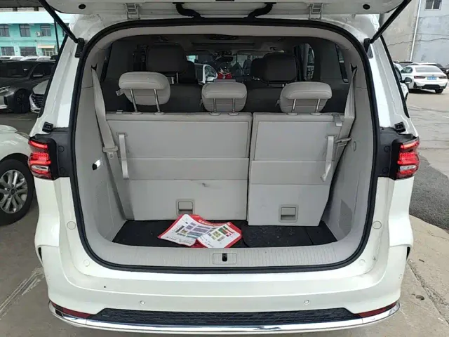 Roewe iMAX8 — Фото автомобиля 18