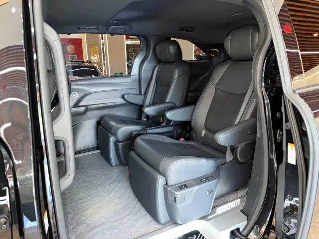 Toyota Sienna — Фото автомобиля 13