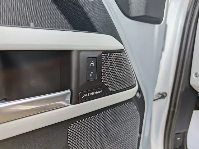 Land Rover Defender — Фото автомобиля 11