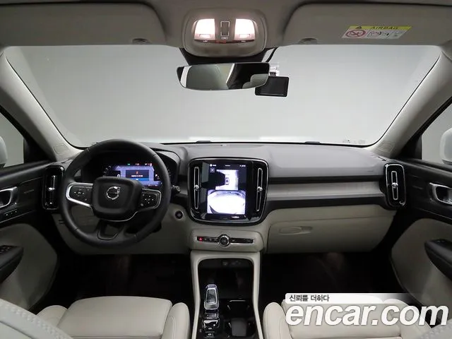Volvo XC40 — Фото автомобиля 10