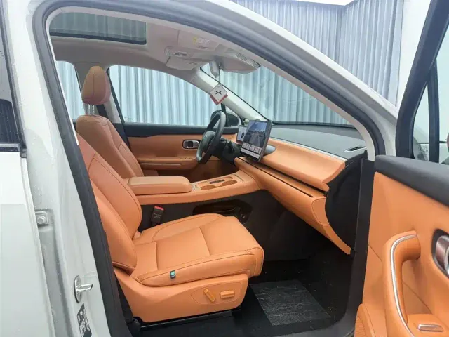 Leapmotor C10 — Фото автомобиля 16