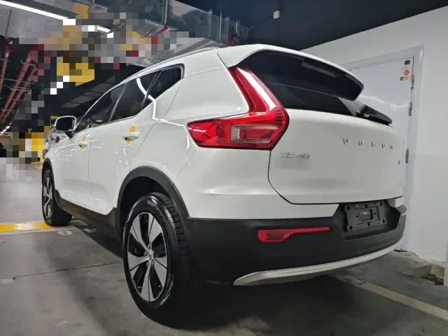 Volvo XC40 — Фото автомобиля 4