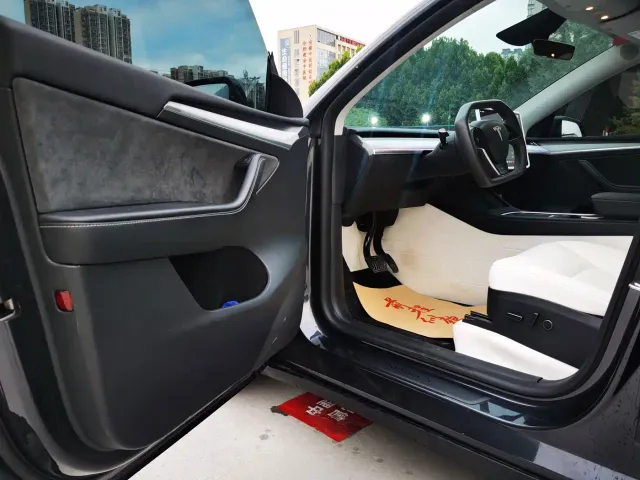 Tesla Model Y — Фото автомобиля 4