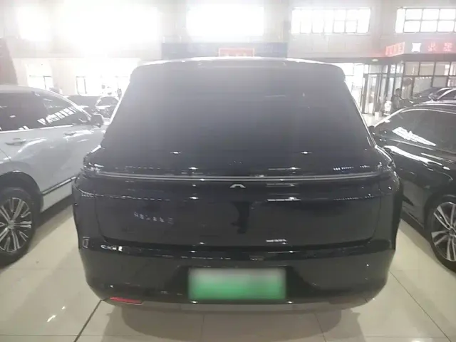 Li Auto L8 — Фото автомобиля 5
