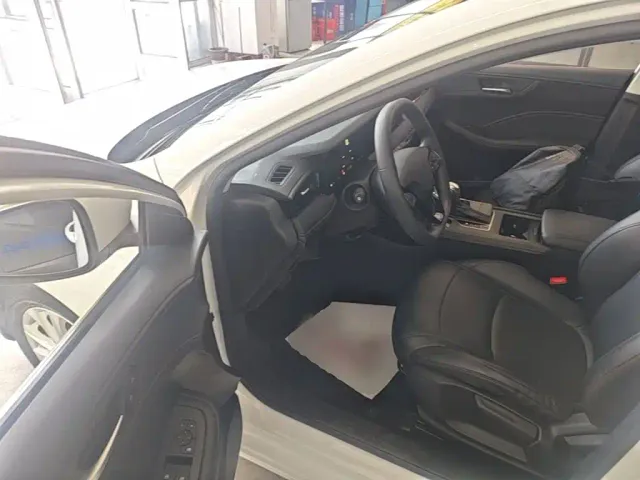 Roewe Roewe i5 2023 1.5L CVT Luxury Edition — Фото автомобиля 15