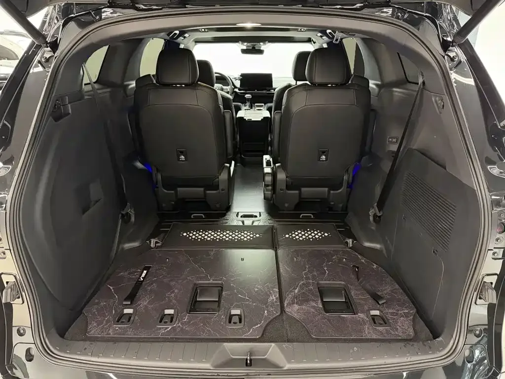 Toyota Granvia 2024 2.5L Hybrid Premium PLUS 4WD Edition — Фото автомобиля 2