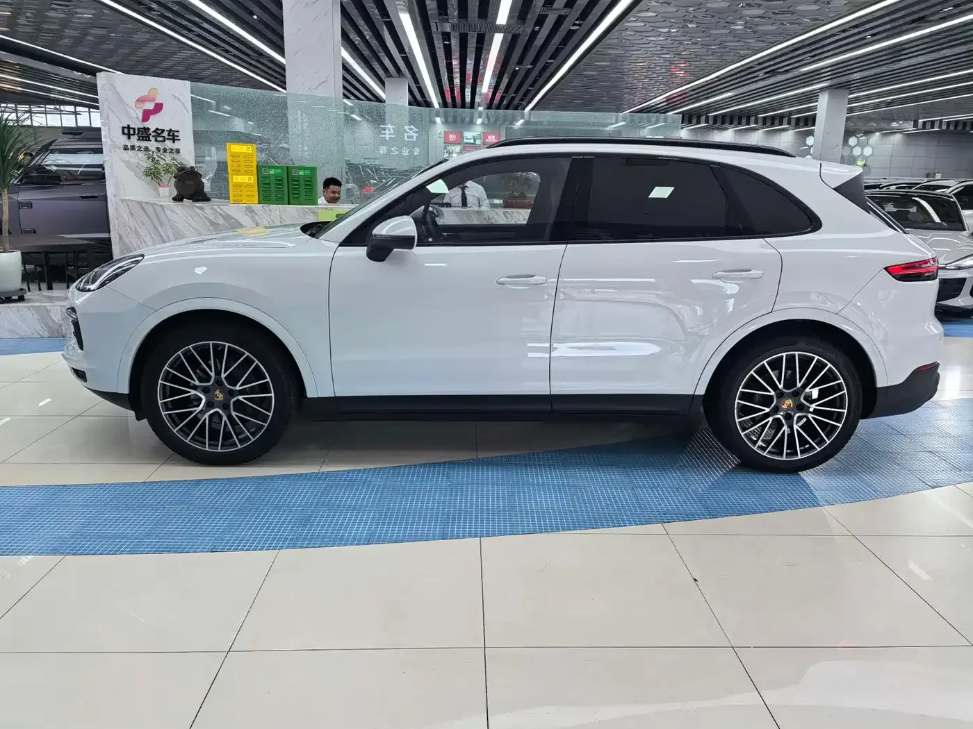 Porsche Cayenne 2023 Cayenne 3.0T Platinum Edition — Фото автомобиля 4
