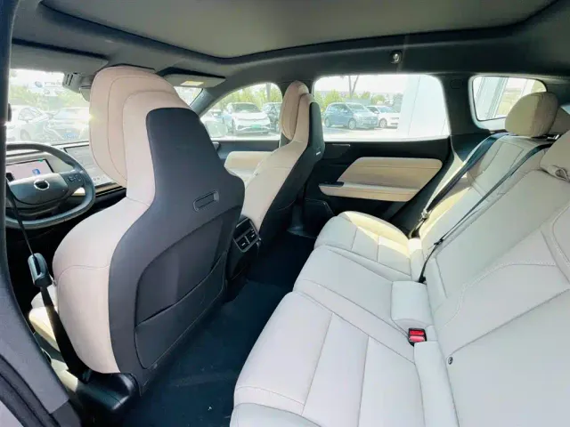 Volvo XC70 Plug-in Hybrid — Фото автомобиля 8