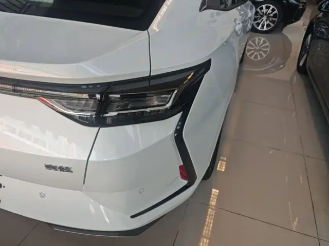 Dongfeng Yixuan — Фото автомобиля 7