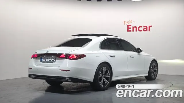 Mercedes-Benz E-Class — Фото автомобиля 2