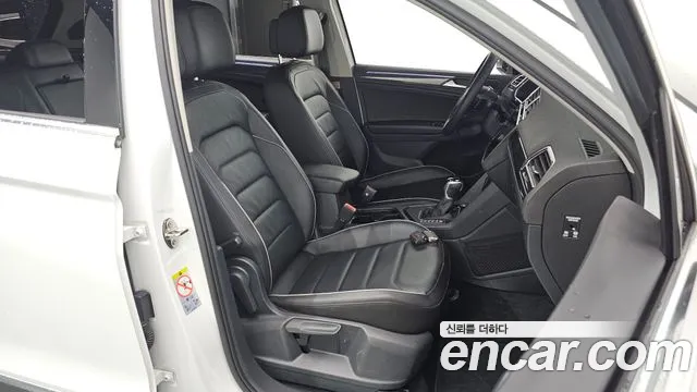 Volkswagen Tiguan Tiguan 2 поколение 2.0 TDI Premium — Фото автомобиля 12