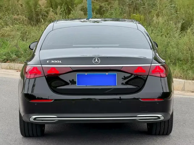Mercedes-Benz E-Class — Фото автомобиля 12