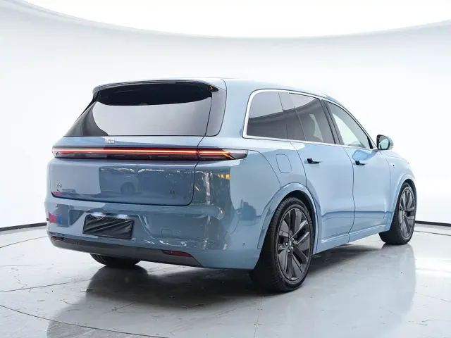 Li Auto L8 — Фото автомобиля 12