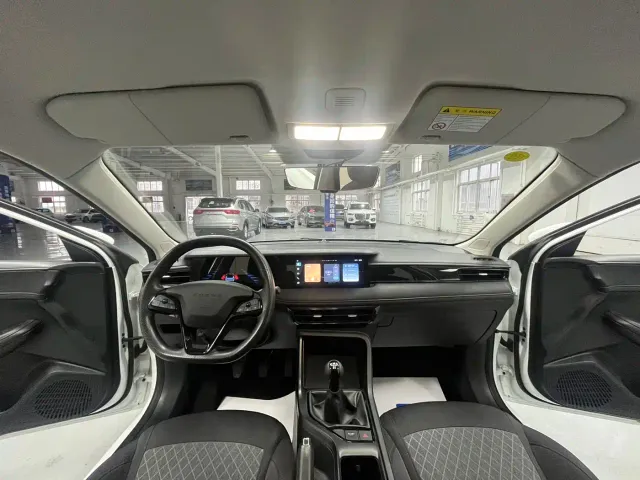 Roewe i5 — Фото автомобиля 7